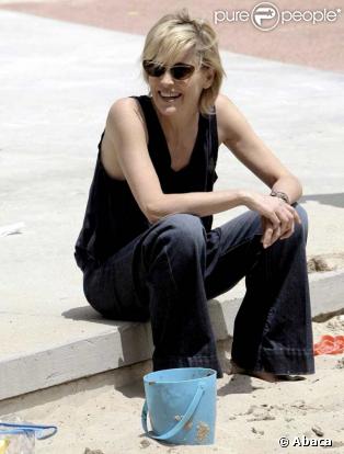 Sharon Stone s'amuse au parc avec son fils Roan, en compagnie d'un de ses amis