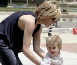 Sharon Stone s'amuse au parc avec son fils Roan, en compagnie d'un de ses amis