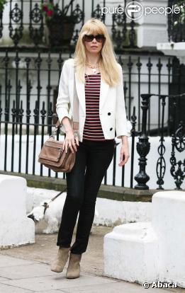Claudia Schiffer se promène dans le quartier de Notting Hill à Londres le 15 mai 2009