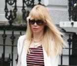 Claudia Schiffer se promène dans le quartier de Notting Hill à Londres le 15 mai 2009