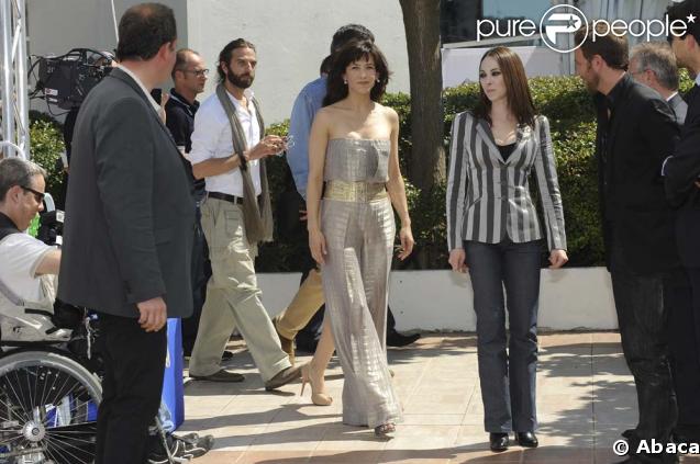 Sophie Marceau et la réalisatrice Marina De Van se rendent au photocall de  Ne te retourne pas , à Cannes, le 16 mai 2009