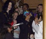 Michael Jackson avec ses trois enfants masqués à Beverly Hills, le 15 mai 2009