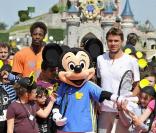 Gaël Monfils en ompagnie de Stanislas Wawrinka et Mickey à Disneyland Resort Paris