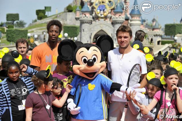 Gaël Monfils en ompagnie de Stanislas Wawrinka et Mickey à Disneyland Resort Paris