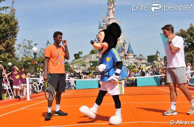 Gaël Monfils a joué contre Mickey et Stanislas Wawrinka à Disneyland Resort Paris