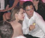 Brad Pitt et Angie font la fête et sont très proches après la projection du film  Inglourious Basterds , à Cannes. Eli Roth est de la partie ! 20/05/09