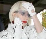 Lady Gaga s'est enfin habillée normalement... Mais, non, on rigole !