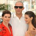 Un Vincent Cassel chauve comme un genou... souriant aux côtés de la jeune Laura Neiva et de la brésilienne Debora Bloch, belle à tomber !