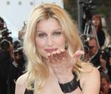Laetitia Casta lors de la montée des marches précédant la projection de Visage le 23 mai 2009 durant le 62e Festival de Cannes