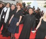 Jean-Pierre Léaud, Tsai Ming Liang, Fanny Ardant, Kang Sheng Lee et Laetitia Casta lors de la montée des marches précédant la projection de Visage le 23 mai 2009 durant le 62e Festival de Cannes