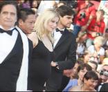 Jean-Pierre Léaud, Kang Sheng Lee et Laetitia Casta lors de la montée des marches précédant la projection de Visage le 23 mai 2009 durant le 62e Festival de Cannes