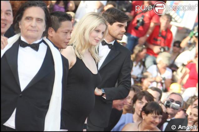 Jean-Pierre Léaud, Kang Sheng Lee et Laetitia Casta lors de la montée des marches précédant la projection de Visage le 23 mai 2009 durant le 62e Festival de Cannes