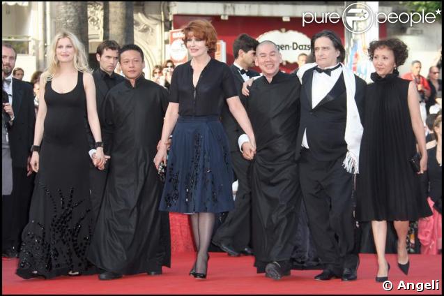 Laetitia Casta, Kang Sheng Lee, Fanny Ardant, Tsai Ming Liang et Jean-Pierre Léaud lors de la montée des marches précédant la projection de Visage le 23 mai 2009 durant le 62e Festival de Cannes