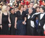 Laetitia Casta, Kang Sheng Lee, Fanny Ardant, Tsai Ming Liang et Jean-Pierre Léaud lors de la montée des marches précédant la projection de Visage le 23 mai 2009 durant le 62e Festival de Cannes