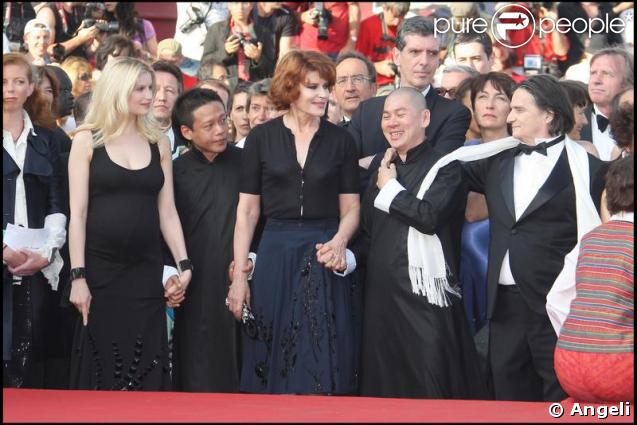 Laetitia Casta, Kang Sheng Lee, Fanny Ardant, Tsai Ming Liang et Jean-Pierre Léaud lors de la montée des marches précédant la projection de Visage le 23 mai 2009 durant le 62e Festival de Cannes