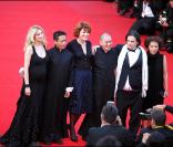 Laetitia Casta, Kang Sheng Lee, Fanny Ardant, Tsai Ming Liang et Jean-Pierre Léaud lors de la montée des marches précédant la projection de Visage le 23 mai 2009 durant le 62e Festival de Cannes