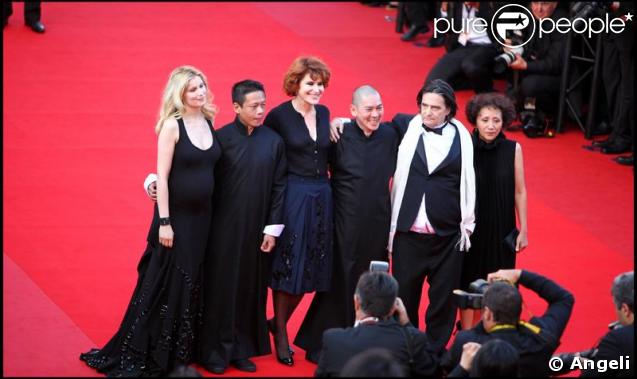 Laetitia Casta, Kang Sheng Lee, Fanny Ardant, Tsai Ming Liang et Jean-Pierre Léaud lors de la montée des marches précédant la projection de Visage le 23 mai 2009 durant le 62e Festival de Cannes