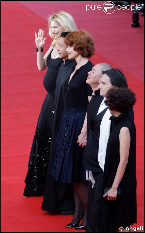 Laetitia Casta, Kang Sheng Lee, Fanny Ardant, Tsai Ming Liang et Jean-Pierre Léaud lors de la montée des marches précédant la projection de Visage le 23 mai 2009 durant le 62e Festival de Cannes