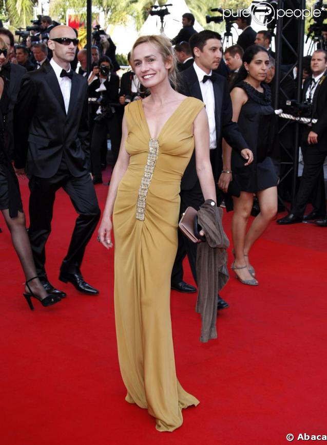 Sandrine Bonnaire lors de la montée des marches précédant la projection de Visage le 23 mai 2009 durant le 62e Festival de Cannes