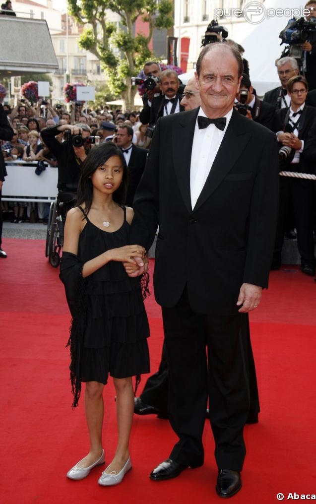 Pierre Lescure et sa fille adoptive lors de la montée des marches précédant la projection de Visage le 23 mai 2009 durant le 62e Festival de Cannes