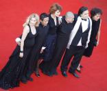 Laetitia Casta, Kang Sheng Lee, Fanny Ardant, Tsai Ming Liang et Jean-Pierre Léaud lors de la montée des marches précédant la projection de Visage le 23 mai 2009 durant le 62e Festival de Cannes