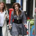 Helena Bonham Carter : elle persiste et signe avec... son look très décalé et ses chaussures ressorts !