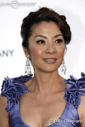 Michelle Yeoh, superbe avec des bijoux Chopard, lors de la soirée de l'amfAR, en mai 2009 !
