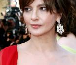 Laura Morante, superbe avec des bijoux Chopard, lors de la montée des marches, à Cannes, en mai 2009 !