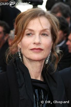 Isabelle Huppert, superbe avec des bijoux Chopard, lors de la montée des marches, à Cannes, en mai 2009 !