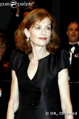 Isabelle Huppert, superbe avec des bijoux Chopard, lors de la montée des marches, à Cannes, en mai 2009 !