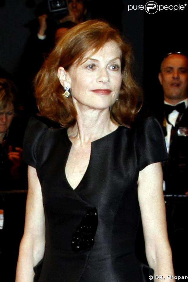 Isabelle Huppert, superbe avec des bijoux Chopard, lors de la montée des marches, à Cannes, en mai 2009 !