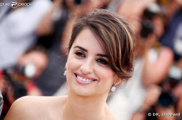 Penélope Cruz, superbe avec des bijoux Chopard, lors de la montée des marches, à Cannes, en mai 2009 !