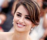 Penélope Cruz, superbe avec des bijoux Chopard, lors de la montée des marches, à Cannes, en mai 2009 !