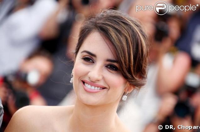 Penélope Cruz, superbe avec des bijoux Chopard, lors de la montée des marches, à Cannes, en mai 2009 !