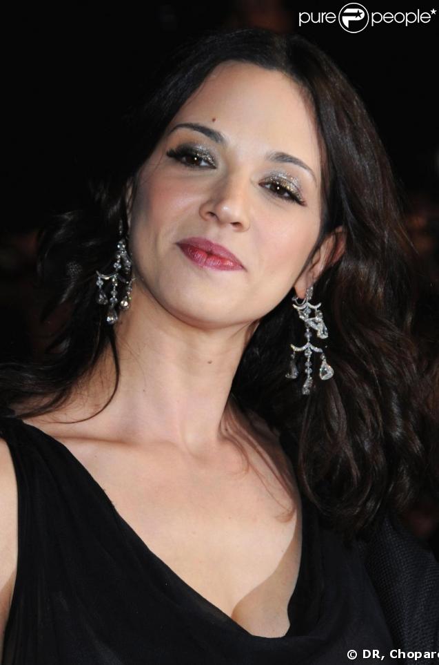 Asia Argento, superbe avec des bijoux Chopard, lors de la montée des marches, à Cannes, en mai 2009 !
