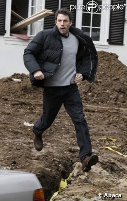 Et hop, aussi à l'aise sur un chantier que derrière une caméra
