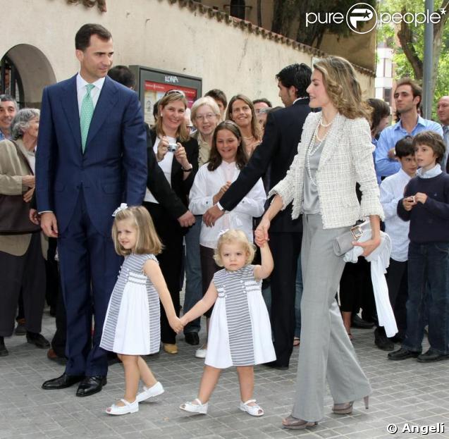 Felipe et Letizia d'Espagne et leurs deux filles Leonor et Sofia à la communion de Juan et Pablo, enfants de Cristina d'Espagne. 23/05/09