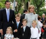 Cristina d'Espagne, son époux et leurs quatre enfants Pablo, Juan, Miguel et Irene, à la communion de Pablo et Juan. 23/05/09