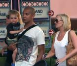Emma Bunton, son boyfriend Jade Jones et leur fils Beau Lee prenent du bon temps à Orlando