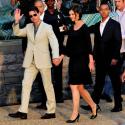 Katie Holmes a rendu un poignant hommage... sous les yeux amoureux de son Tom Cruise ! Quel couple de charme !