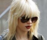 Taylor Momsen c'est la nouvelle Courtney Love alors côté look, pour cette Gossip Girl en herbe, c'est Rock & Roll un point c'est tout ! La petite blondie a choisi une veste en cuir cintrée et bien sûr... zippée !  
