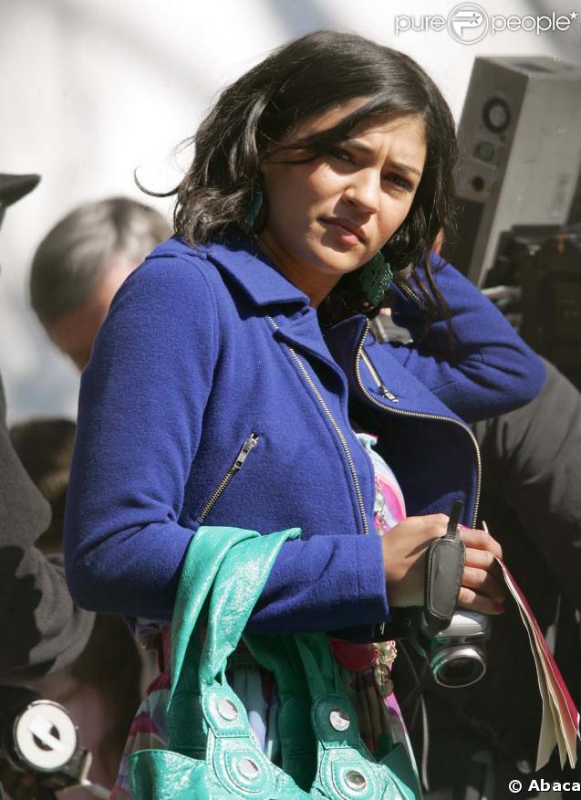 Jessica Szohr adore les couleurs vives. La plus brunette des Gossip Girl est une véritable It-Girl, alors forcément lorsque le violet est tendance, elle l'adopte aussitôt. Une veste violette et zippée, le must have de la saison ! 
