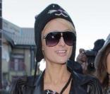 Même au ski, Paris Hilton a besoin de faire parler d'elle. Quoi de mieux qu'une tenue tendance pour briller sur les pistes ? Le zip, elle n'en a jamais assez : vestes et bottes, tout est zippé ! Attention quand même à ne pas en abuser ! 