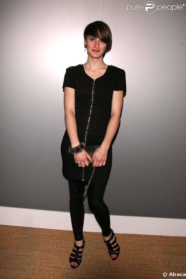 Yelle a choisi un gilet long qui fait office de robe. Toute de noire vêtue on a du mal à reconnaitre notre reine de la provoc made in France. Alors pour pimenter un peu sa tenue, la chanteuse a choisi d'y ajouter une pincée... de zip !  