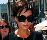 Victoria Beckham est la Queen des It-Girl. Et même s'il s'agit d'une promenade avec les enfants, pour Posh, pas question de ne pas soigner son look. Victoria est zippée de la tête au pied... 