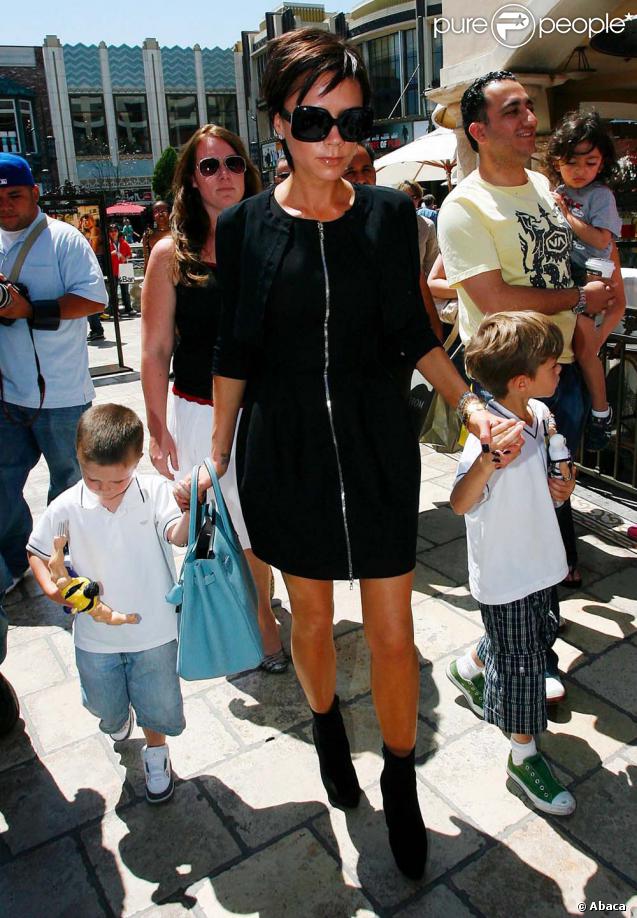 Victoria Beckham est la Queen des It-Girl. Et même s'il s'agit d'une promenade avec les enfants, pour Posh, pas question de ne pas soigner son look. Victoria est zippée de la tête au pied... 