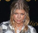 Fergie fait toujours attention à son look. Des fermetures éclairs sur ses sandales, un choix osé mais un look au top ! Pour notre chanteuse des Black Eyed Peas, la mode est à ses pieds ! 