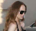 Lindsay Lohan se laisse de plus en plus aller. C'est vrai que son look est un peu trash mais au moins elle connait les must have de la saison : le zip et le jean bleach ! Lindsay, bien déplumée mais bien... zippée !  