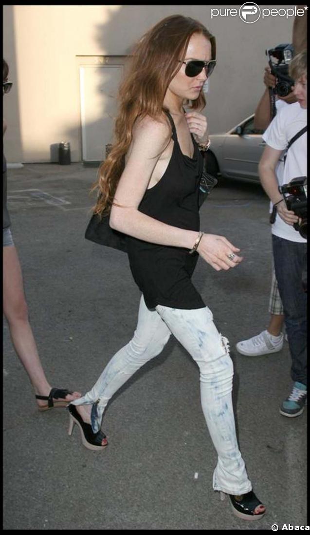 Lindsay Lohan se laisse de plus en plus aller. C'est vrai que son look est un peu trash mais au moins elle connait les must have de la saison : le zip et le jean bleach ! Lindsay, bien déplumée mais bien... zippée !  