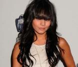 Vanessa Hudgens a opté pour un look rock & roll parfaitement lifté ! Des bijoux, une frange et des fermetures éclairs, en voilà une qui a tout compris ! 